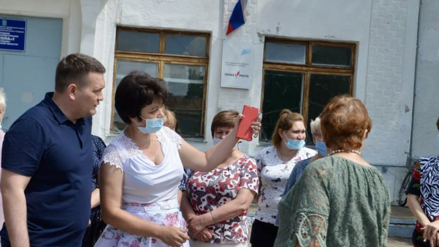 Ремонт детских площадок и дорог, отсутствие зебр, бродячие собаки: жители Ртищева дали наказы депутату Андрею Воробьеву