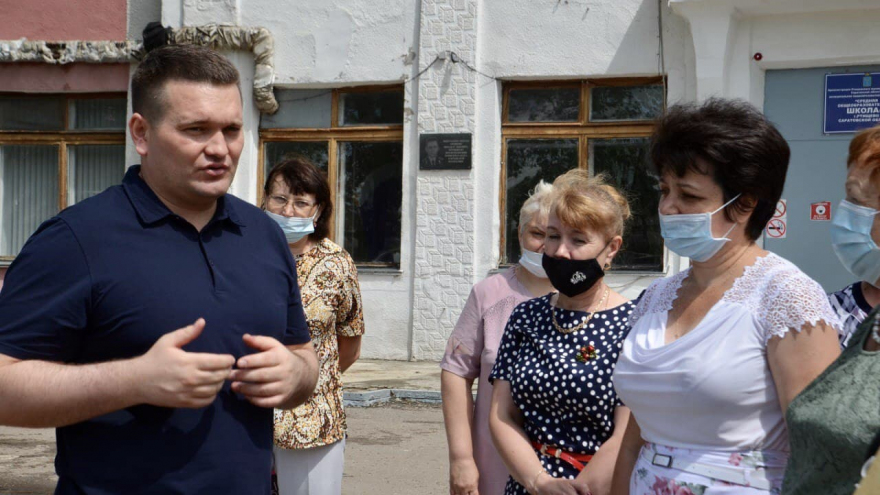 Ремонт детских площадок и дорог, отсутствие зебр, бродячие собаки: жители Ртищева дали наказы депутату Андрею Воробьеву