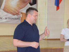 Ремонт детских площадок и дорог, отсутствие зебр, бродячие собаки: жители Ртищева дали наказы депутату Андрею Воробьеву