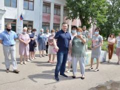 Ремонт детских площадок и дорог, отсутствие зебр, бродячие собаки: жители Ртищева дали наказы депутату Андрею Воробьеву