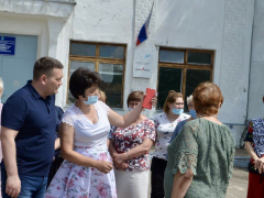 Ремонт детских площадок и дорог, отсутствие зебр, бродячие собаки: жители Ртищева дали наказы депутату Андрею Воробьеву