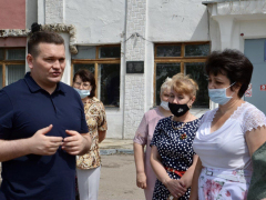 Ремонт детских площадок и дорог, отсутствие зебр, бродячие собаки: жители Ртищева дали наказы депутату Андрею Воробьеву