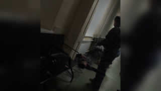 Очевидец: в энгельсской больнице инвалида уложили на пол и двигали ногами
