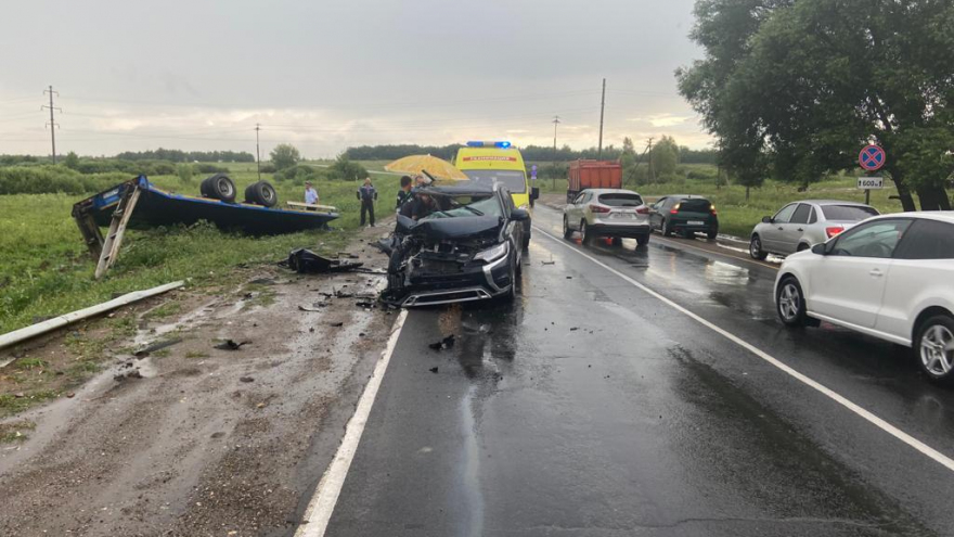 Под Саратовом в автокатастрофе с КамАЗом погибла женщина