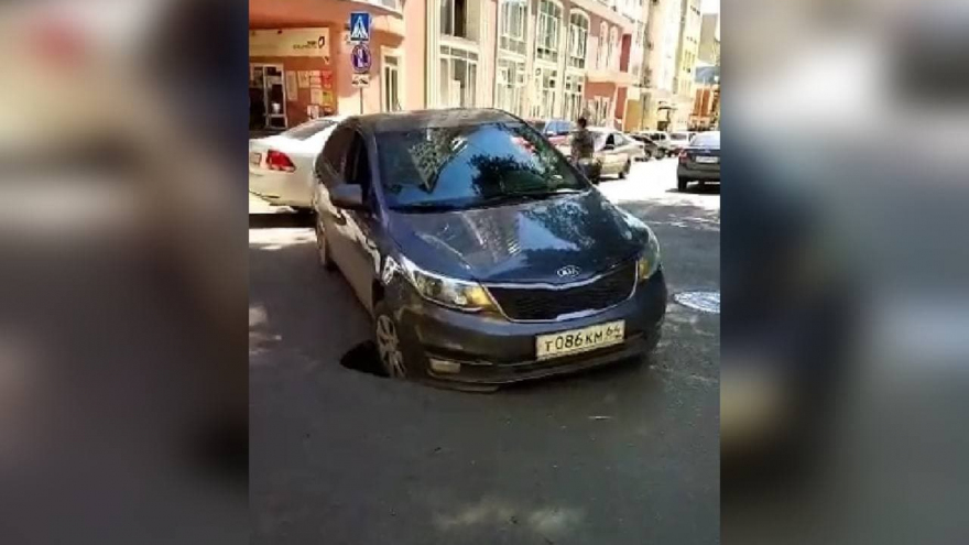 В центре Саратова KIA Rio провалился в дорожную яму 