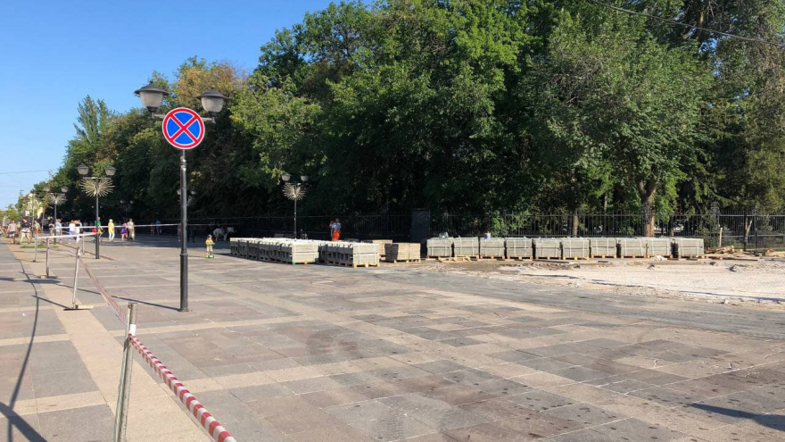 В Саратове начали менять плитку на Волжской
