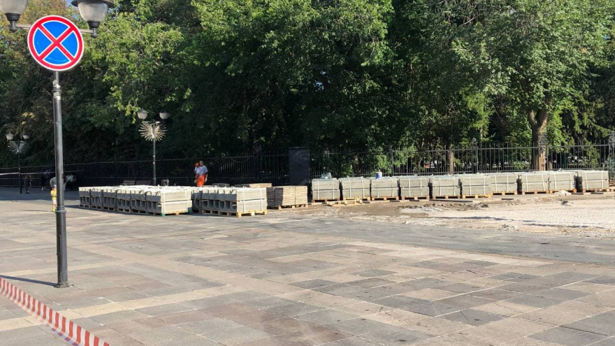 В Саратове начали менять плитку на Волжской