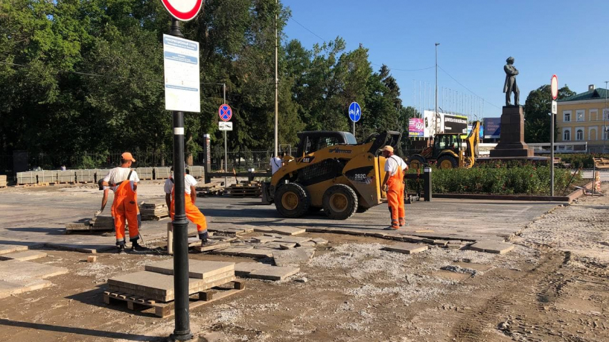 В Саратове начали менять плитку на Волжской