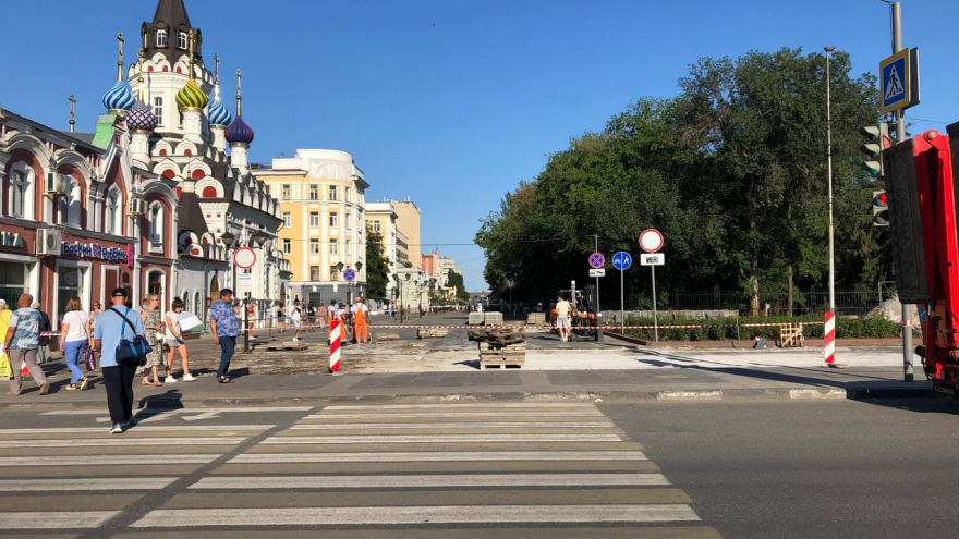 В Саратове начали менять плитку на Волжской