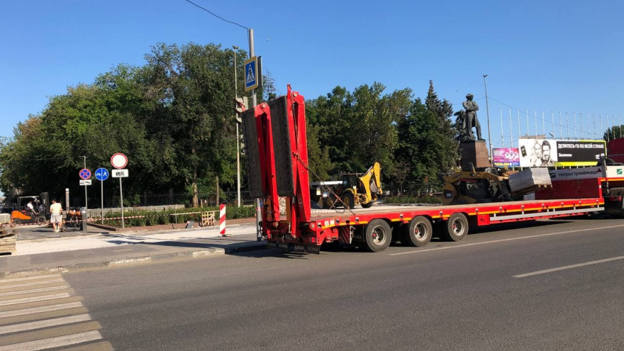 В Саратове начали менять плитку на Волжской