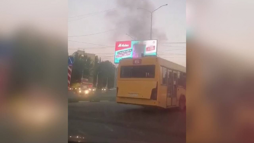 На дровах. Бензин нынче дорогой: в Саратове заметили дымящийся автобус № 6