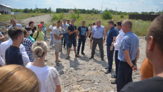 Многодетные семьи из Воробьевки пожаловались депутату Воробьеву на недостроенную дорогу