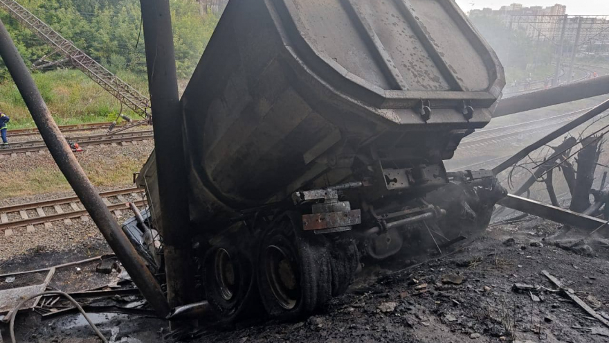В Заводском районе грузовик рухнул с моста на газопровод: начался пожар