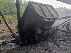 В Заводском районе грузовик рухнул с моста на газопровод: начался пожар