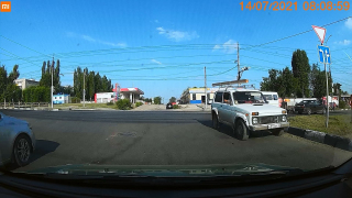 В Ленинском районе автохам на Ниве выехал на встречную полосу (видео)