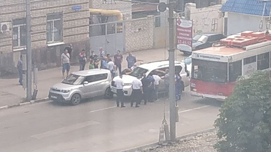 Залили в Land Cruiser нашатырный спирт: в Саратове медикам пришлось необычным способом будить водителя внедорожника, попавшего в ДТП