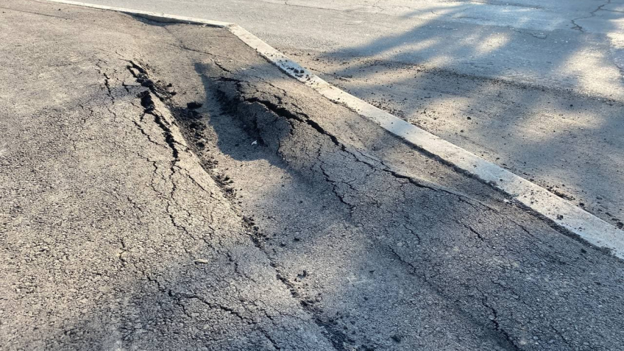 Житель Юбилейного пожаловался на порванный асфальт на тротуаре