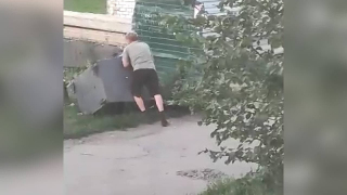 Грозный боец с мусорками: в Ртищеве мужчина поборол контейнер 