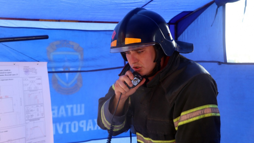 В торговом центре Happy Молл десятки сотрудников МЧС тушили воображаемый пожар