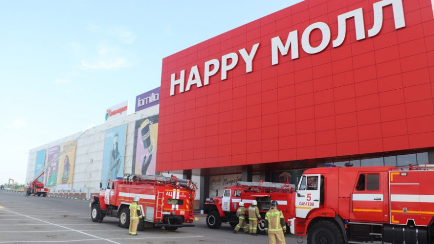 В торговом центре Happy Молл десятки сотрудников МЧС тушили воображаемый пожар