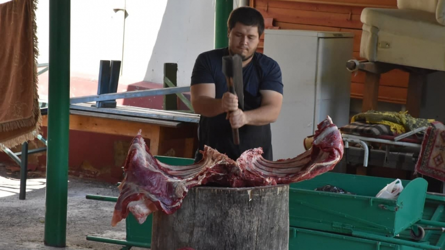 В саратовской мечети бесплатно раздавали мясо баранов и коров: мусульмане рассказали, почему им это важно