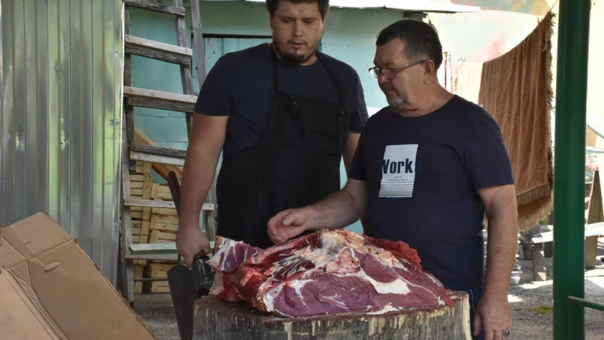 В саратовской мечети бесплатно раздавали мясо баранов и коров: мусульмане рассказали, почему им это важно