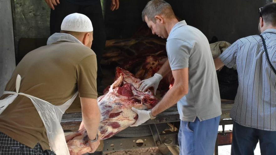 В саратовской мечети бесплатно раздавали мясо баранов и коров: мусульмане рассказали, почему им это важно