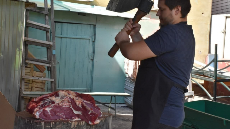 В саратовской мечети бесплатно раздавали мясо баранов и коров: мусульмане рассказали, почему им это важно