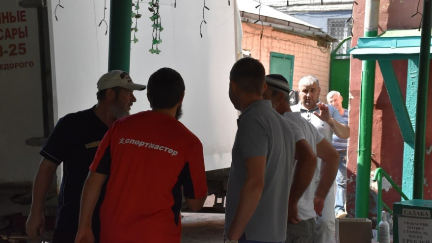 В саратовской мечети бесплатно раздавали мясо баранов и коров: мусульмане рассказали, почему им это важно