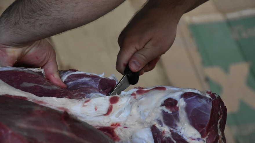 В саратовской мечети бесплатно раздавали мясо баранов и коров: мусульмане рассказали, почему им это важно