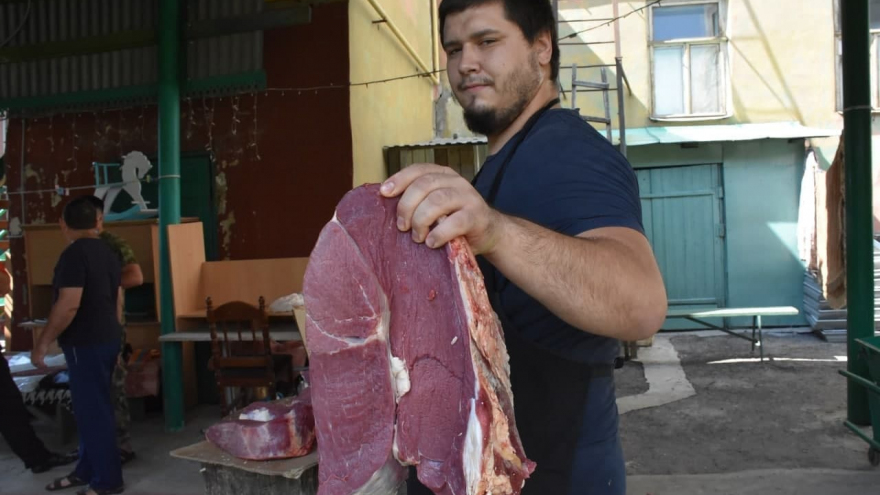 В саратовской мечети бесплатно раздавали мясо баранов и коров: мусульмане рассказали, почему им это важно