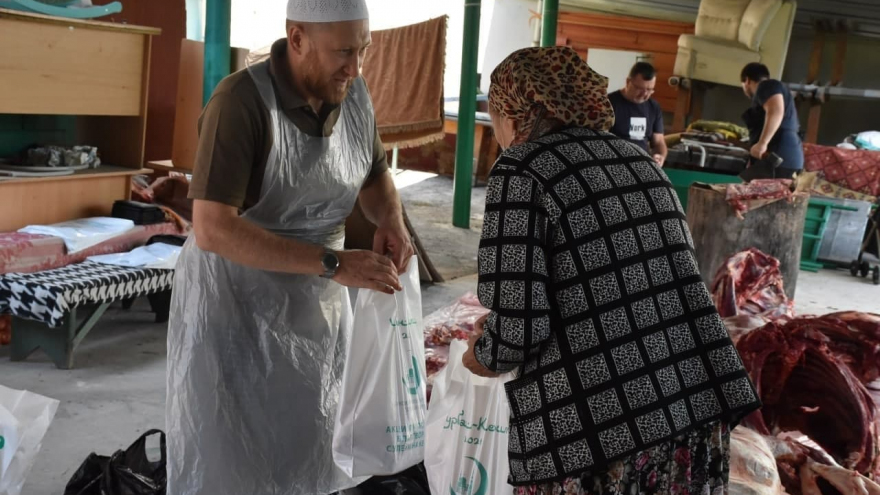 В саратовской мечети бесплатно раздавали мясо баранов и коров: мусульмане рассказали, почему им это важно