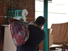 В саратовской мечети бесплатно раздавали мясо баранов и коров: мусульмане рассказали, почему им это важно