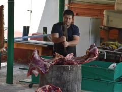 В саратовской мечети бесплатно раздавали мясо баранов и коров: мусульмане рассказали, почему им это важно
