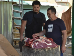 В саратовской мечети бесплатно раздавали мясо баранов и коров: мусульмане рассказали, почему им это важно