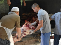 В саратовской мечети бесплатно раздавали мясо баранов и коров: мусульмане рассказали, почему им это важно