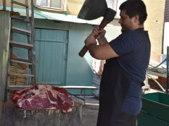 В саратовской мечети бесплатно раздавали мясо баранов и коров: мусульмане рассказали, почему им это важно