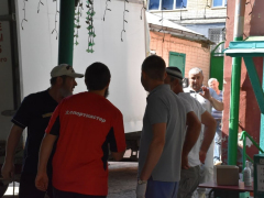 В саратовской мечети бесплатно раздавали мясо баранов и коров: мусульмане рассказали, почему им это важно