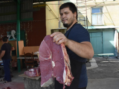 В саратовской мечети бесплатно раздавали мясо баранов и коров: мусульмане рассказали, почему им это важно