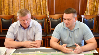 По Генплану там идет развитие набережной: Андрей Воробьев обозначил первые шаги по обустройству пляжа на Улешах 