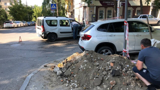 Очевидец: возле саратовского облсуда дорогу не поделили водители BMW и Лады