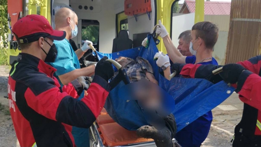 В Саратове мужчина провалился в яму: потребовалась помощь спасателей
