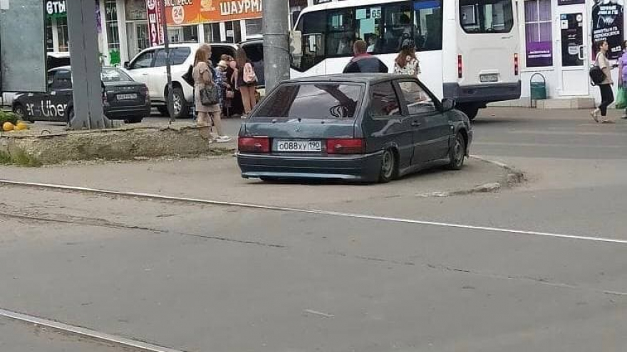 Очевидец: в Саратове автохам припарковал тринадцатую на пешеходной зоне 