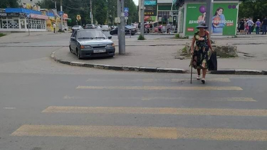 Очевидец: в Саратове автохам припарковал тринадцатую на пешеходной зоне 