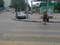 Очевидец: в Саратове автохам припарковал тринадцатую на пешеходной зоне 