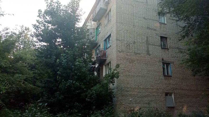 Не следил за ограждением: чиновники рассказали, почему мужчина упал с балкона пятиэтажки