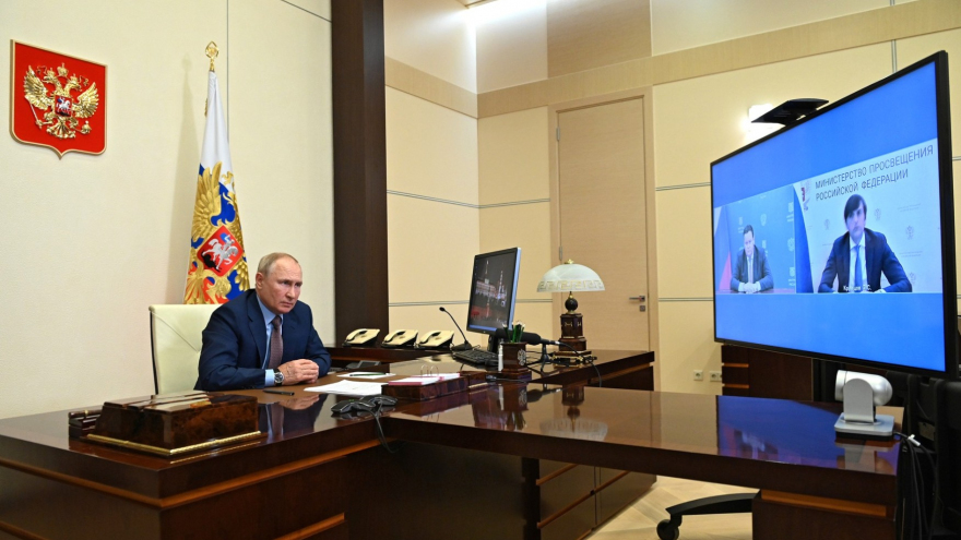 Поручение Владимира Путина: “школьные” выплаты начнутся на две недели раньше