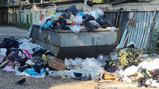 Бардак: саратовцы пожаловались на гору мусора на улице Космодемьянской