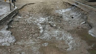 Жительница Саратова пожаловалась на разбитый тротуар и чиновничий пинг-понг