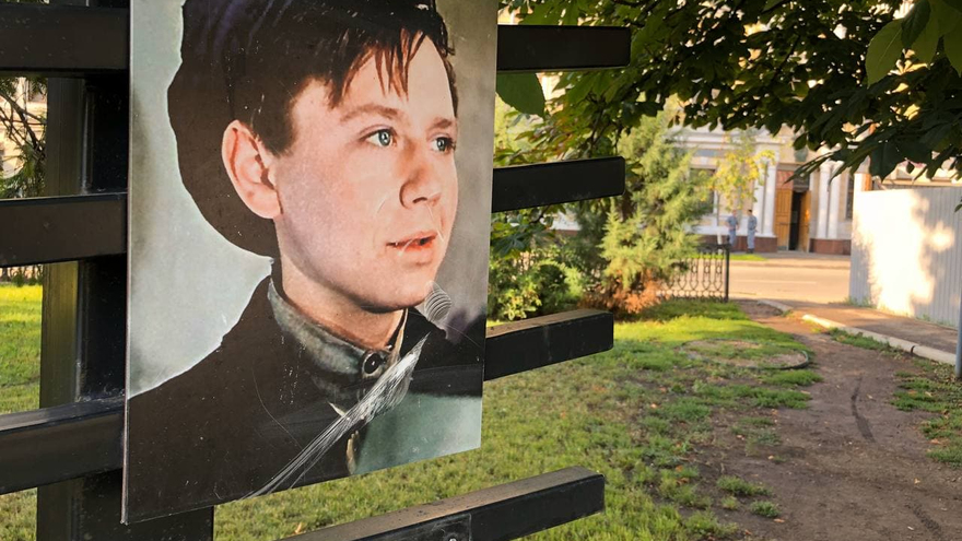 В Саратове уже два месяца не могут привести в порядок оскверненный мемориал Олегу Табакову
